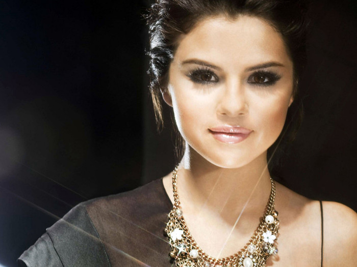 A-Beauty-Selena-3-selena-gomez-23178012-800-600[1] - my fan nr 1