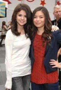 28449913_QBNYJUJTC - selena gomez