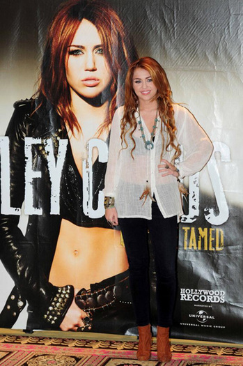 2miley_cyrus_260511