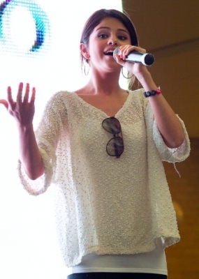 normal_013 - Selena Gomez  I Love Being Cordelia