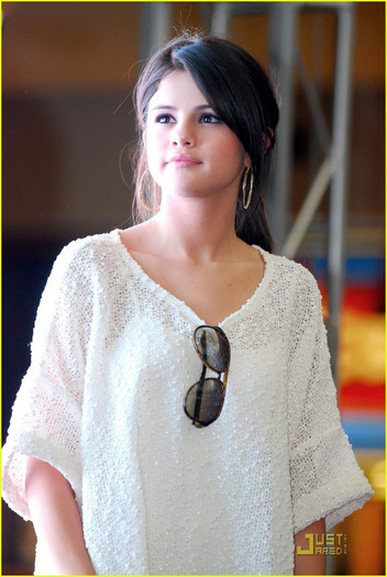 selena-gomez-chicago-stop-01 - Selena Gomez  I Love Being Cordelia