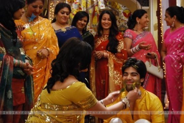 33174-still-of-haldi-ceremony - ragini si ravir se casatoresc