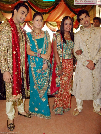 normal_Sara-Khan-Parul-Chauhan-Kinshuk-Mahajan-and-Angad-Hasija-2[1]