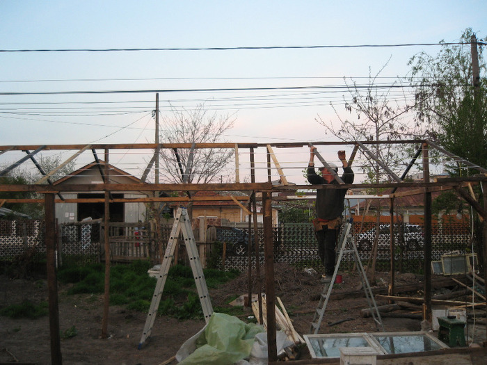 Am injghebat un solar; Am hotarat ca este necesar sa facem un solar ,din ce lemne aveam am incropit un schelete de 4.5 m x 
