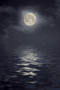 _142-luna%20scufundata%20in%20ocean - poze realiste