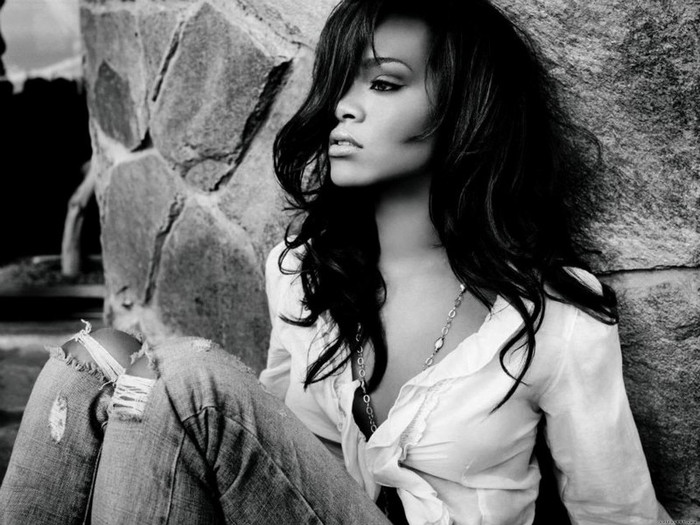 The-best-top-desktop-rihanna-wallpapers-19-black-and-white-rihanna-wallpaper
