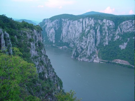 Defileul Dunarii este situat la intrarea in tara noastra, fiind al doilea ca lungime din Europa