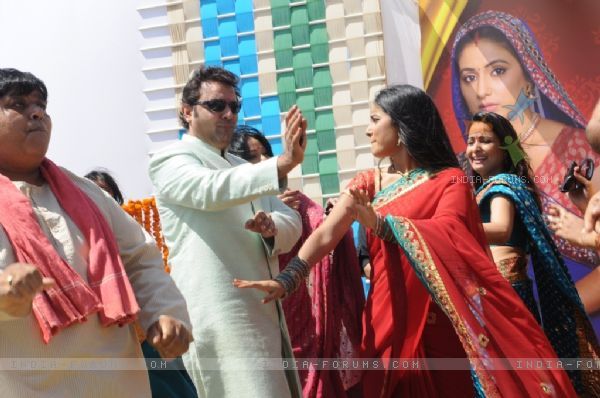 56384-ye-rishta-kya-kehlata-hai-team-celebrates-holi