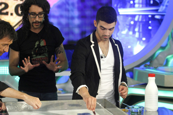 Joe+Jonas+Joe+Jonas+Visits+El+Hormiguero+Madrid+EN8elUeltLwl - Joe Jonas Visits El Hormiguero in Madrid