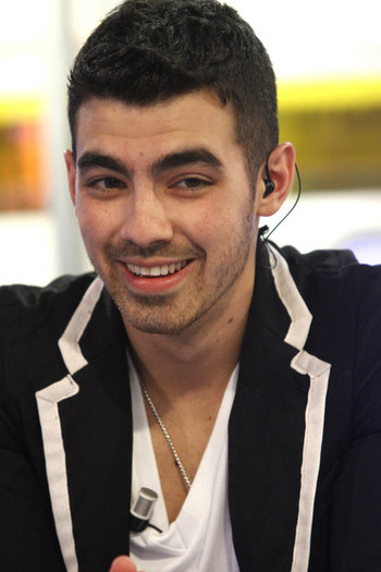 Joe+Jonas+Joe+Jonas+Visits+El+Hormiguero+Madrid+wbFOcjMezvVl - Joe Jonas Visits El Hormiguero in Madrid