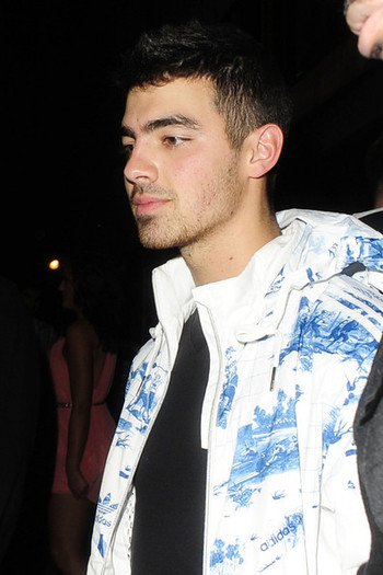 Joe+Jonas+Joe+Jonas+Out+London+aWeTyt6qPZUl