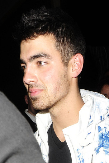 Joe+Jonas+Joe+Jonas+Out+London+FWmM3U1DpzOl - Joe Jonas Out in London