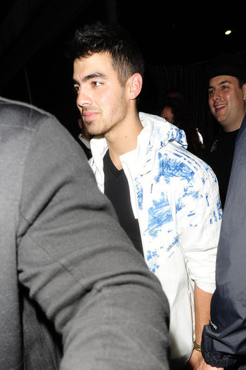 Joe+Jonas+Joe+Jonas+Out+London+l45TNW_rNzdl - Joe Jonas Out in London