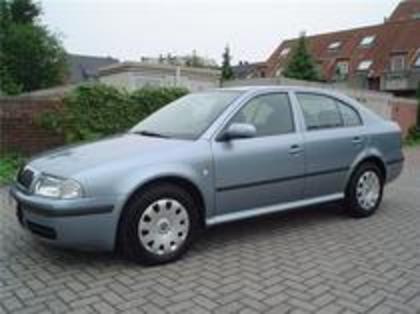 O masina oprea in fata scolii ... - xq - Ep3 - xq