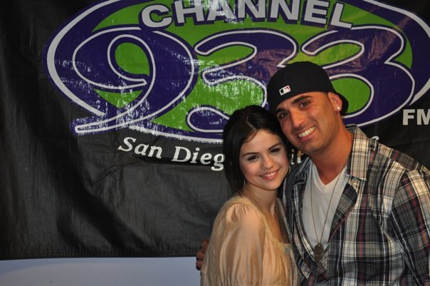 21839_326016075974_7961985974_3627804_5131992_n - poze rare selena gomez