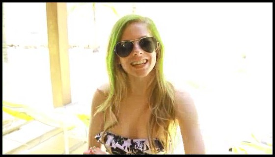 bscap0008 - Avril Reaches 20 Milion Fans on FaceBook - Captures by me