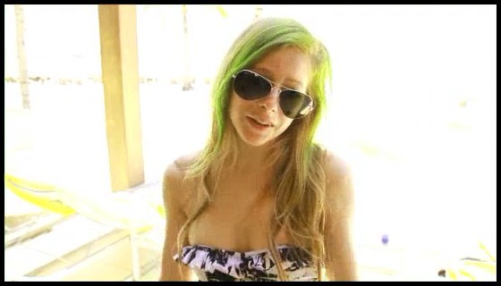 bscap0114 - Avril Reaches 20 Milion Fans on FaceBook - Captures by me