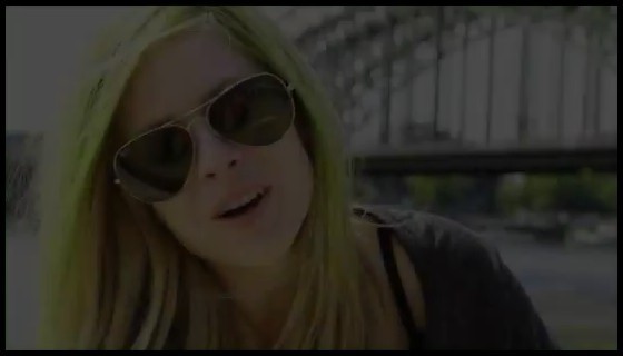 bscap0008 - Avril hits 21 Million Fans on FaceBook - Captures by me