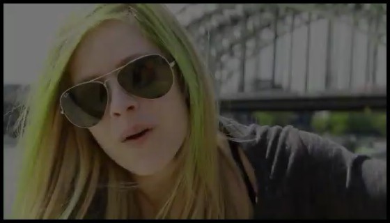 bscap0009 - Avril hits 21 Million Fans on FaceBook - Captures by me