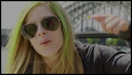 bscap0010 - Avril hits 21 Million Fans on FaceBook - Captures by me