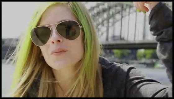 bscap0011 - Avril hits 21 Million Fans on FaceBook - Captures by me