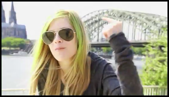 bscap0012 - Avril hits 21 Million Fans on FaceBook - Captures by me