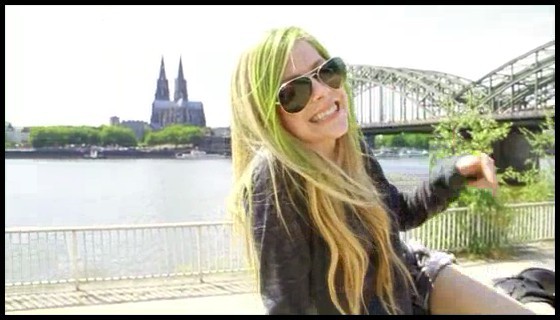 bscap0157 - Avril hits 21 Million Fans on FaceBook - Captures by me
