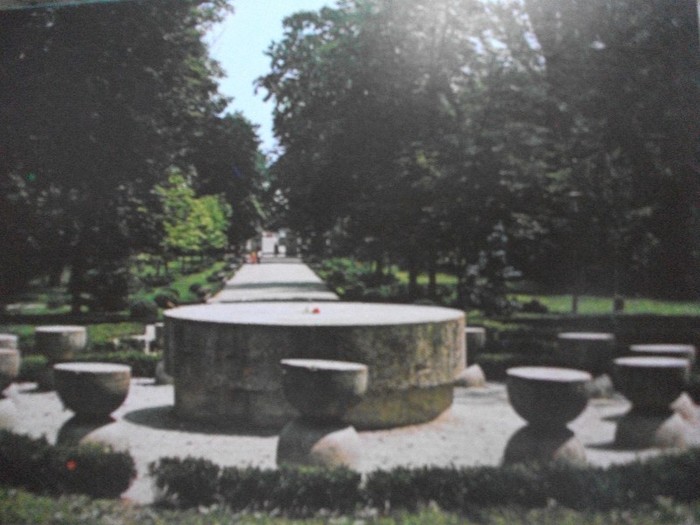 MASA TACERII-CONSTANTIN BRANCUSI