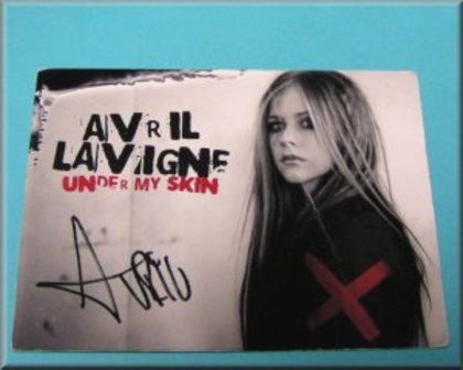lavia1 - Avril Lavigne autograph