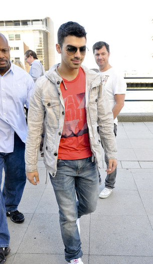 Joe+Jonas+Joe+Jonas+Juice+FM+8spazJRkOz4l - Joe Jonas on Juice FM