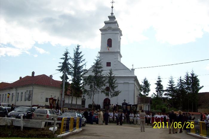 Biserica ,Caminul Cultural si Piata din centrul satului cu Podiciul si multimea de sateni in astepta - Tarnosirea BISERICII din PALOS-ARDEAL 2011