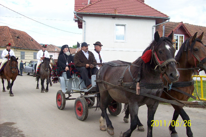 Sosirea trasurii cu I.P.S.LAURENTIU STREJA ,MITROPOLIT AL ARDEALULUI si ARHIEPISCOP al SIBIULUI. - Tarnosirea BISERICII din PALOS-ARDEAL 2011