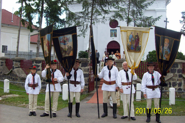 Cu praporii in fata biserici din Palos,satani din trei generatii. - Tarnosirea BISERICII din PALOS-ARDEAL 2011