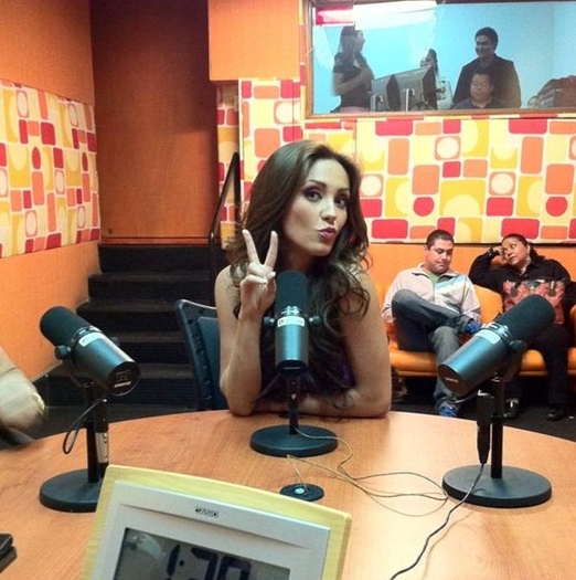 332190784 - Anahi en cabina de Flor Rubio