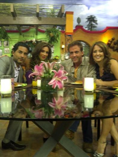 x2_6d62f36 - en programa hoy con Carlos Ponce