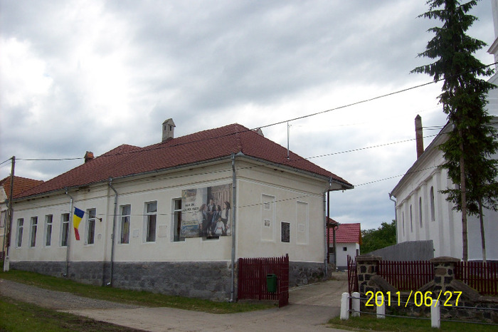 Caminul Cultural,dotat cu bucatarie si apa curenta,grup sanitar modern are portile deschise si este  - Tarnosirea BISERICII din PALOS-ARDEAL 2011