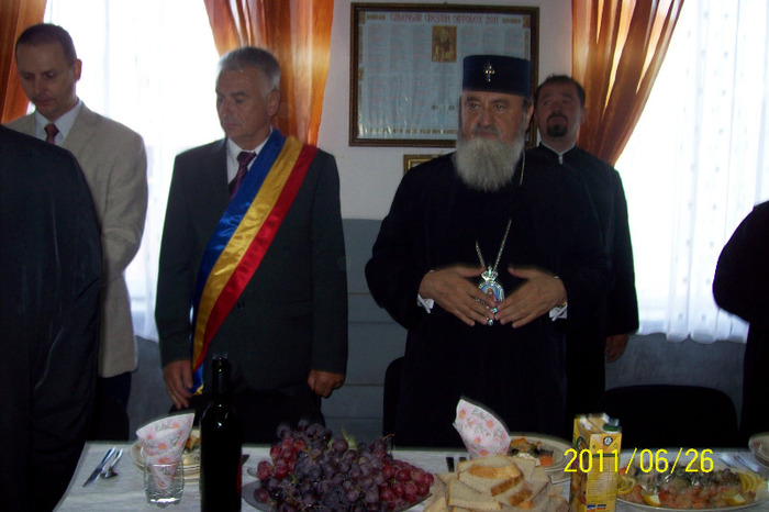 In SALA CAMINULUI CULTURAL din PALOS ,la masa de pranz ocazionata alaturi de credinciosi cu ocazzia  - Tarnosirea BISERICII din PALOS-ARDEAL 2011