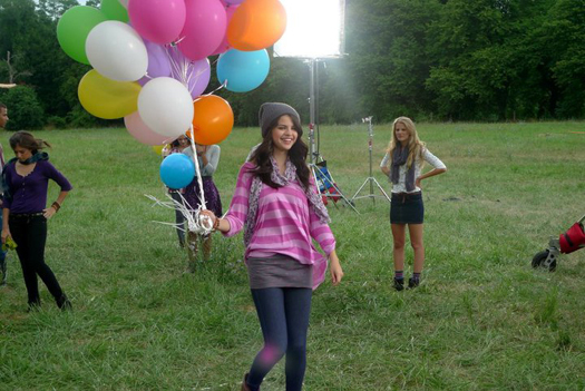 Selena-Gomez-Dream-Out-Loud-19