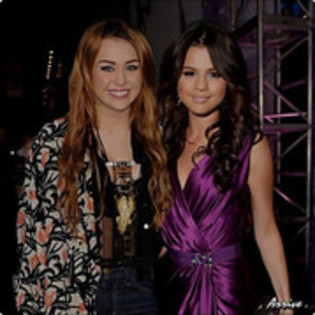 39272540_SLPHBPFUH - Miley-Selena-Demi-Taylor