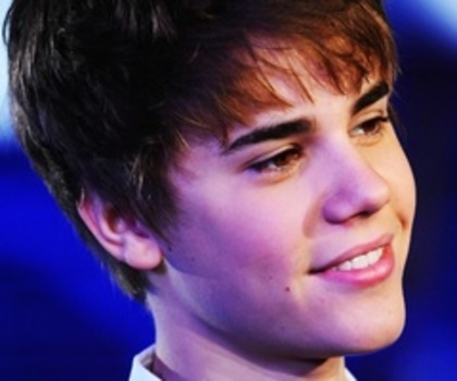 Foarte frumoasa rochia si cum ti-ai pus-o in evidenta cu sacoul . 9.5