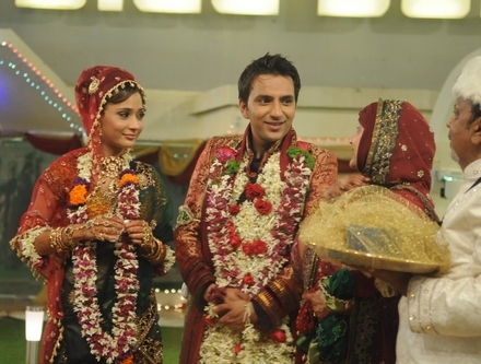 Sara-Khan-and-Ali-Merchant-Wedding-Photo-in-Bigg-Boss-4 - sara si ali Divorce