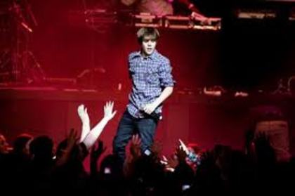 pe scena cu justin - Justin Bieber