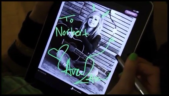bscap0276 - Avril signing autograph on an ipad