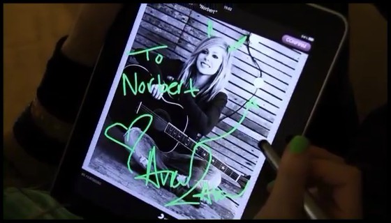 bscap0278 - Avril signing autograph on an ipad