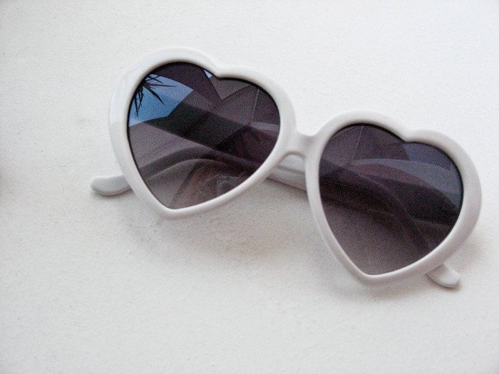 okelari albi - ochelari de soare