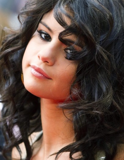 selena-gomez-2011-22nd-annual-muchmusic-video-awards-05-520x671