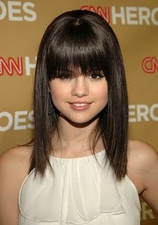 3f06b_selena-gomez-hairstyle-with-bangs-0 - poze selena gomez