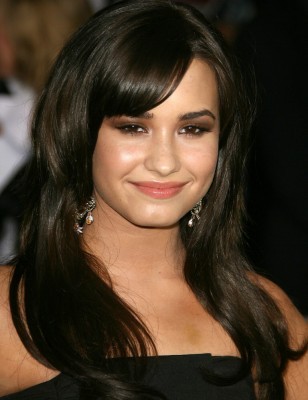 cdn.hiperpop.com.files.2011.01.demi-lovato-3d-premiere-02-308x400 - poze demi lovato