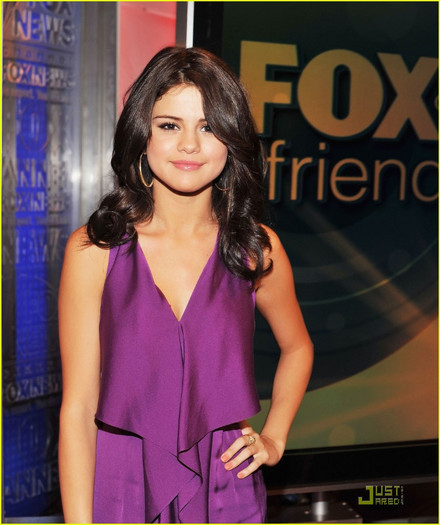 selena-gomez-fox-friends-08