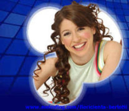 27268828_JFJKERCQF - Unas fotos con Florencia Bertotti-Flor en Floricienta